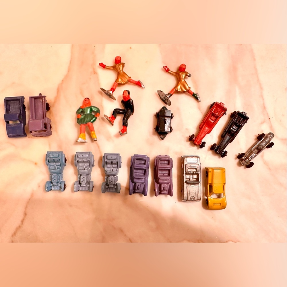 16 vintage tootsietoy die cast cars/trucks and Barclay figurines.